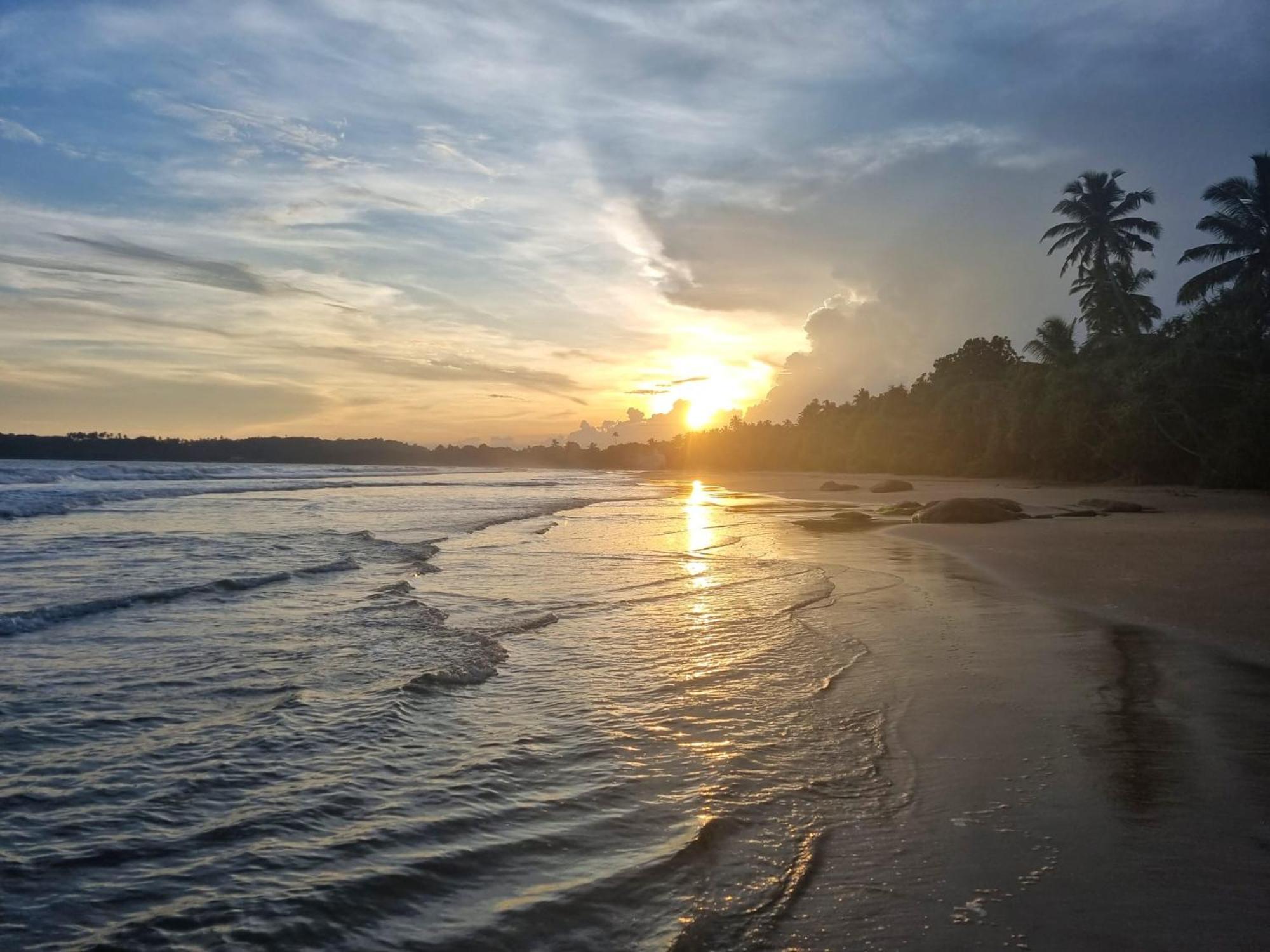 Relax Beach House Tangalle Exteriör bild